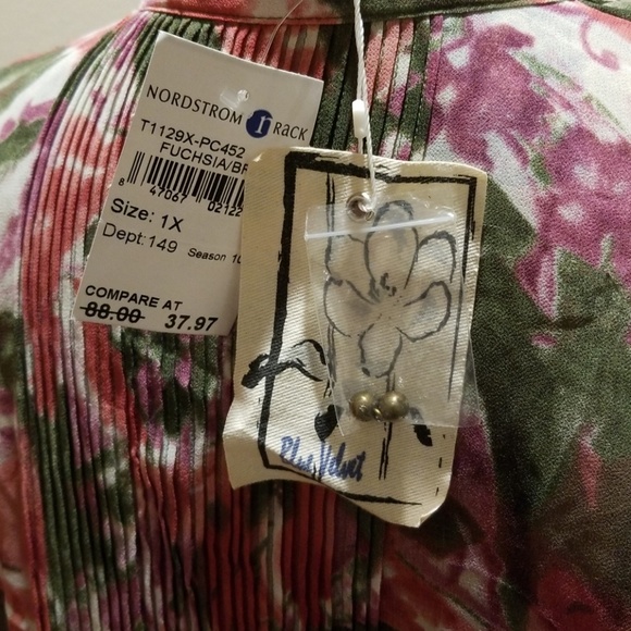 Blue Velvet shear floral pattern top - Picture 3 of 5